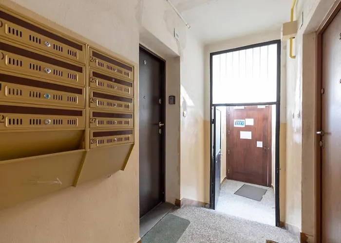 Brzozowa Old Town Square By Bookinghost Varşova