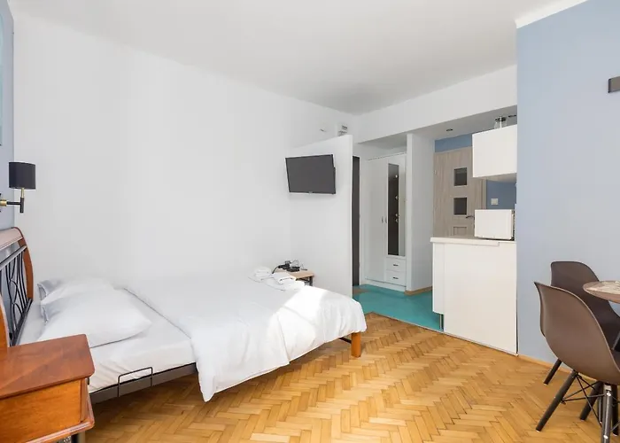 Brzozowa Old Town Square By Bookinghost Varşova