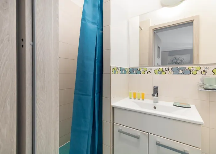 Brzozowa Old Town Square By Bookinghost Varşova