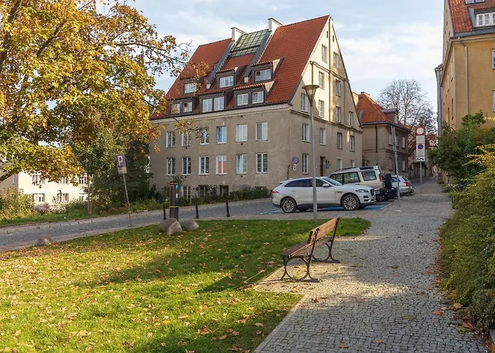Brzozowa Old Town Square By Bookinghost Varşova
