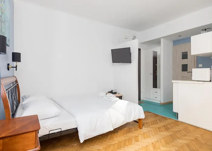 Brzozowa Old Town Square By Bookinghost Varşova